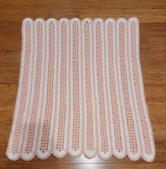 Hand Crochet Vintage Baby Blanket Throw,Salmon & White Color Scalloped Edge - Picture 2 of 13
